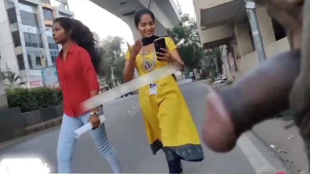Young Guy Flash Cock Infront Of College Girls Leak